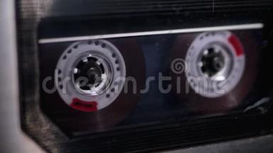 磁带录音机播放透明音频磁带. 老式音频盒式旋转