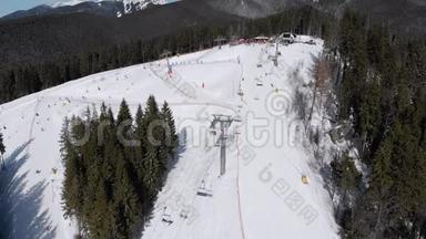 在滑雪场设有滑雪者和滑雪升降机的空中滑雪斜坡。 雪山森林