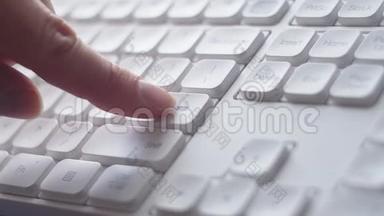 ecu手指按白色电脑输入键。 手指按多次键盘上的Enter按钮。 一张一张的