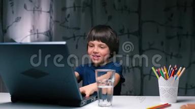 一个男孩在笔记本电脑上<strong>倒了</strong>一杯水。