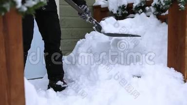 从屋外入口<strong>铲雪</strong>