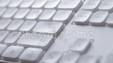 人的手指反复按下白色键盘上的Enter键。 输入按钮。