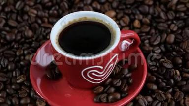 深色咖啡谷物和红色杯子。 咖啡豆在旋转。 关闭咖啡的种子。