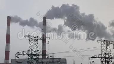从工业烟囱冒出来的烟映衬着蓝天. 城市环境中工厂烟囱排放的烟雾。 概念：环境政策
