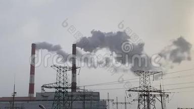 从工业烟囱冒出来的烟映衬着蓝天. 城市环境中工厂烟囱排放的烟雾。 概念：环境<strong>政策</strong>