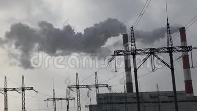 从工业烟囱冒出来的烟映衬着蓝天. 城市环境中工厂烟囱排放的烟雾。 概念：环境<strong>政策</strong>