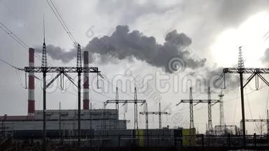 从工业烟囱冒出来的烟映衬着蓝天. 城市环境中工厂烟囱排放的烟雾。 概念：环境政策