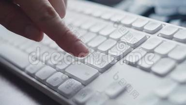 ECU手指按白色计算机输入键。 手指按多次键盘上的Enter按钮。 一张一张的