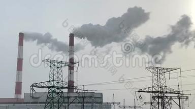 从<strong>工业烟囱</strong>冒出来的烟映衬着蓝天. 城市环境中工厂<strong>烟囱</strong>排放的烟雾。 概念：环境政策