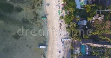 巴厘岛海边村庄的街景：游艇、棕榈树、小屋顶和海滩雨伞。 上往下。 巴厘岛-