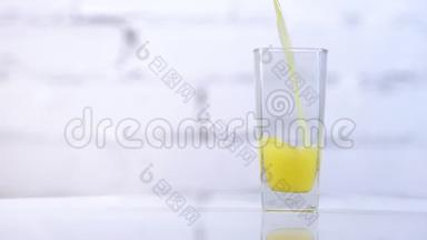 鲜榨橙汁倒在桌子上的玻璃杯里.. 白色背景上清爽的黄色饮料