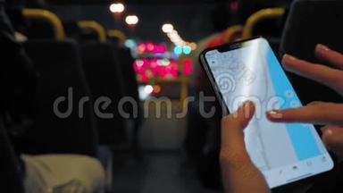 在阿联酋迪拜，一名不明身份的年轻女子在乘坐<strong>双层</strong>巴士时使用智能手机上的GPS导航仪