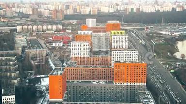 俄罗斯莫斯科现代住宅区和高峰时间<strong>交通堵塞</strong>的鸟瞰图