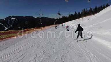 第一人称景观滑雪者和滑雪板滑雪者滑下滑雪坡在滑雪胜地