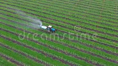 农用拖拉机在田间用喷雾器喷洒除草剂和农药。 喷洒化学<strong>杀虫</strong>剂
