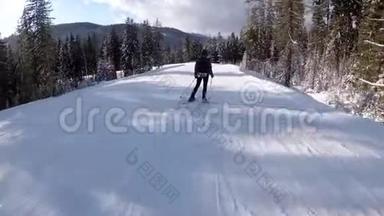 滑雪场滑雪和业余滑雪者的新手女孩滑下滑<strong>雪坡</strong>