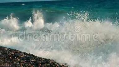 海浪拍打在石滩上，湛蓝的海水