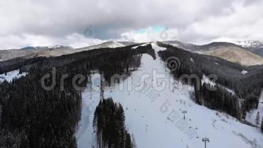 冬季滑雪场滑雪滑雪板和滑雪板的空中景观