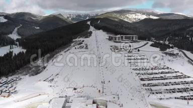 雪山滑雪场提供滑雪板和滑雪板的空中滑雪板