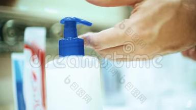 一个男人在家里用肥皂分配器洗手
