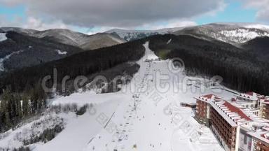 在滑雪胜地滑雪升降机附近的滑雪斜坡上滑雪者的鸟瞰图
