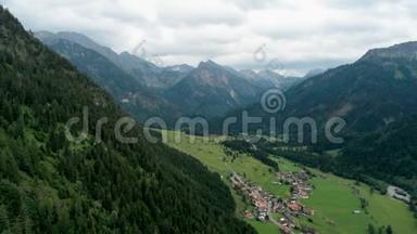 阿尔卑斯山村庄壮丽的空中景色。 高山乡村与河流