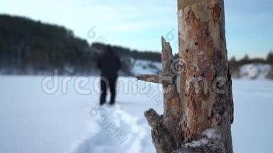 一个垂死的人在雪地里的场景。 一个憔悴疲惫的人慢慢地走在雪地上