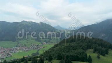 阿尔卑斯山脉<strong>村庄</strong>的惊人空中景观。 夏季<strong>高山</strong>乡村
