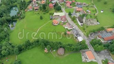近距离观看阿尔卑斯山脉的村庄. 德国、欧洲高山乡村