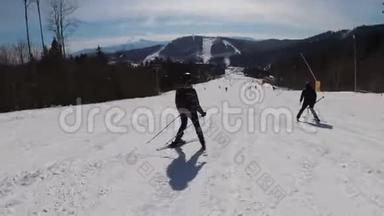 滑雪场滑雪和业余滑雪者的新手女孩滑下滑雪坡