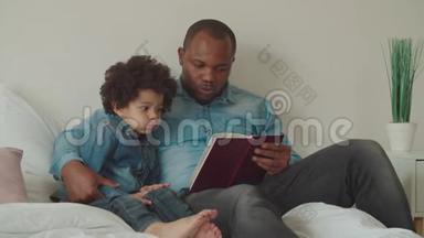 黑人父亲在床上给小儿子<strong>读故事</strong>