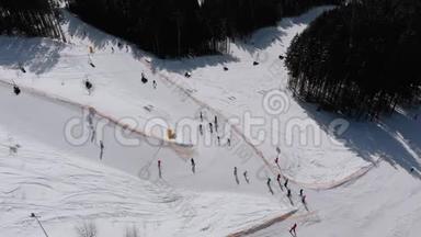 高空观景滑雪者在滑雪场附近的山顶滑雪坡滑雪。 滑雪胜地