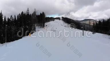 冬季滑雪场有滑雪者和滑雪升降机的滑雪斜坡的空中景观