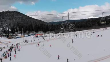 在滑雪场滑雪电梯附近的滑<strong>雪坡</strong>上看到很多人滑雪的空中景色