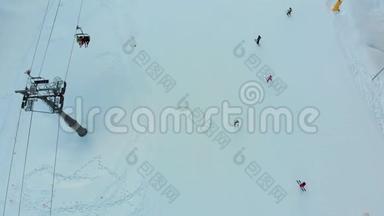 冬季滑雪场滑雪者滑下滑雪坡和滑雪椅升降机的俯视图