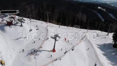 在滑雪场滑雪电梯附近滑雪坡上滑雪的许多滑雪者的空中视野。