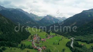 阿尔卑斯山村庄壮丽的鸟瞰图。高山乡村有河
