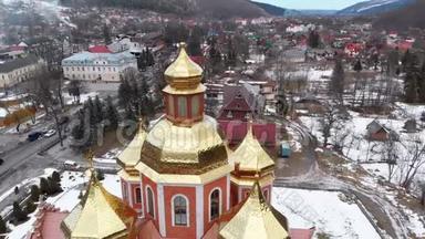 冬季喀尔巴阡村金色圆顶的乌克兰教堂鸟瞰图