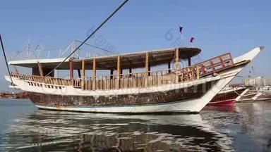 在卡塔尔多哈的科尼切的一艘传统木船。