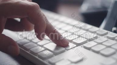 ECU手指按白色计算机输入键。 手指按多次键盘上的Enter按钮。 一张一张的