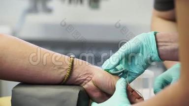 静脉注射技术人员用针头和空泡从病人手臂上抽血进行病毒测试。 护士收集
