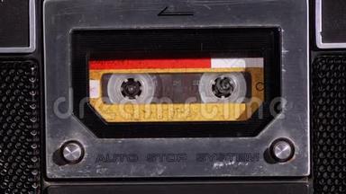 磁带录音机中的黄色录音盒播放和旋转