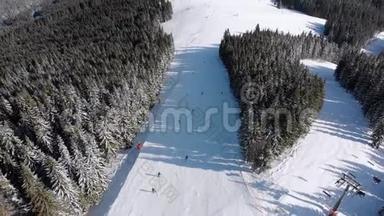 滑雪场上有滑雪者和滑雪升降机的空中滑雪斜坡。 雪山森林