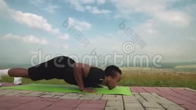 美国黑人健身男子伸展瑜伽姿势垫