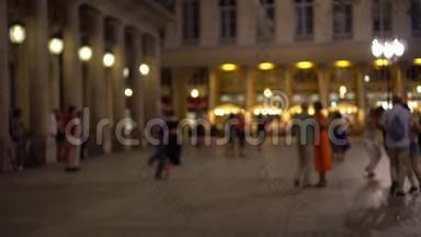 巴黎人和游客在巴黎的一个广场上优雅地跳舞。 晚安。 4K