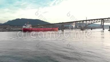 航<strong>空无</strong>人机镜头的工业船厂和货船装载港在温哥华，BC，加拿大。 4K