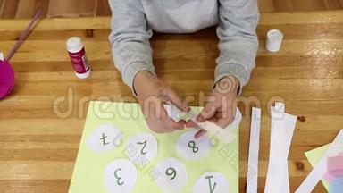 一个小男孩，一个学龄前儿童在桌子上玩一个手工制作的儿童教育游戏。 学前教育的概念