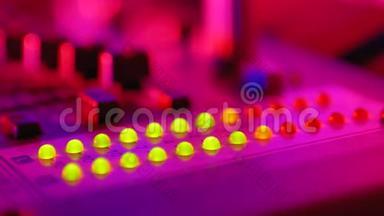 在夜总会聚会上，在声音混合控制台或Dj控制台上引导<strong>音量</strong>指示电平信号。