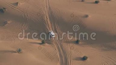 阿联酋沙漠沙丘上一辆不知名的白色越野车的空中追踪拍摄