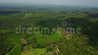 对巴厘岛的绿色景观进行空中摄影，观看森林、水稻梯田和住宅建筑